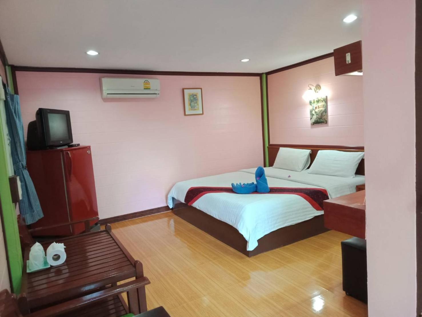 Haad Somboon House Hotel Bang Saphan Ngoại thất bức ảnh