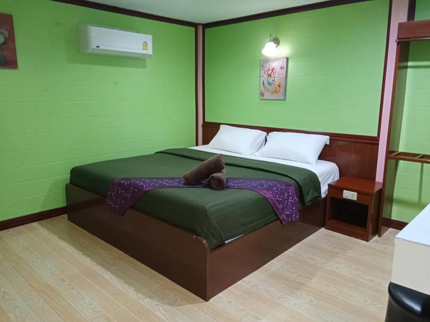 Haad Somboon House Hotel Bang Saphan Ngoại thất bức ảnh